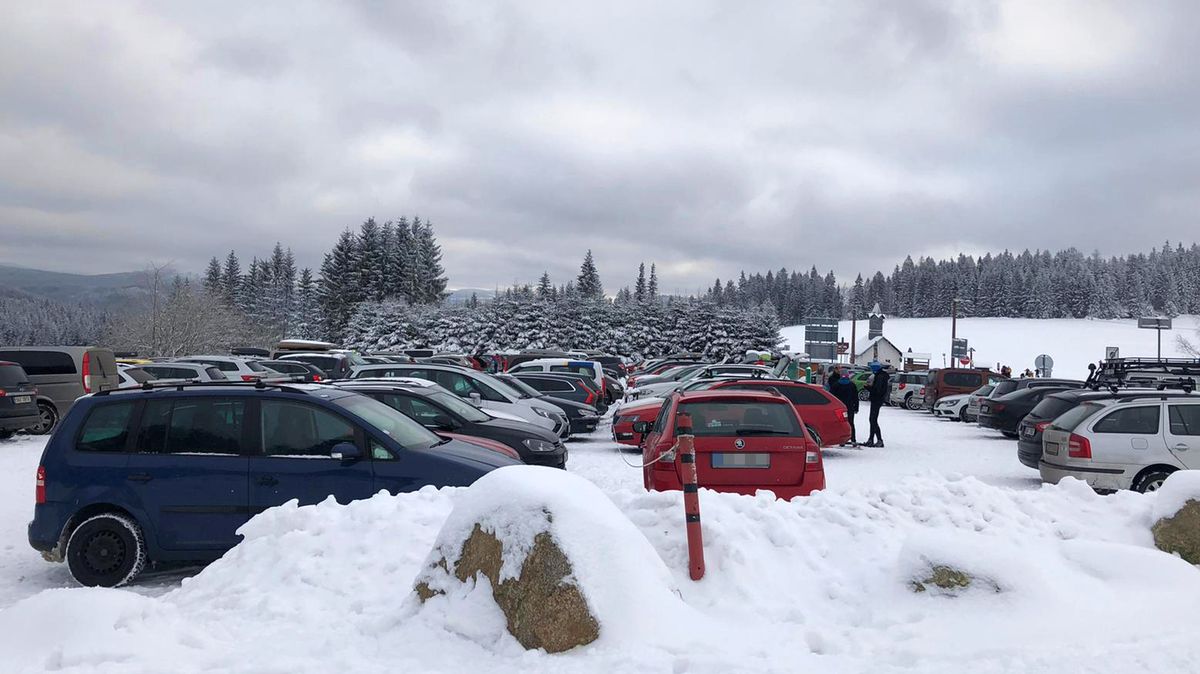 Do hor v Královéhradeckém kraji zamířily stovky lidí, parkoviště se plní